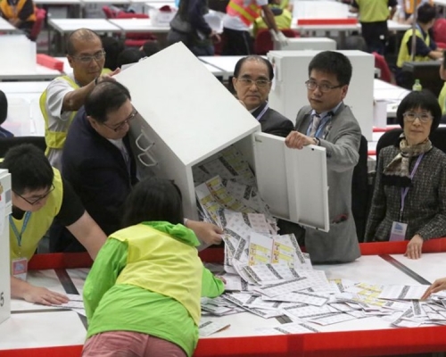 馮驊表示，押後區議會投票不考慮政治因素，惟事故影響才會押後。資料圖片