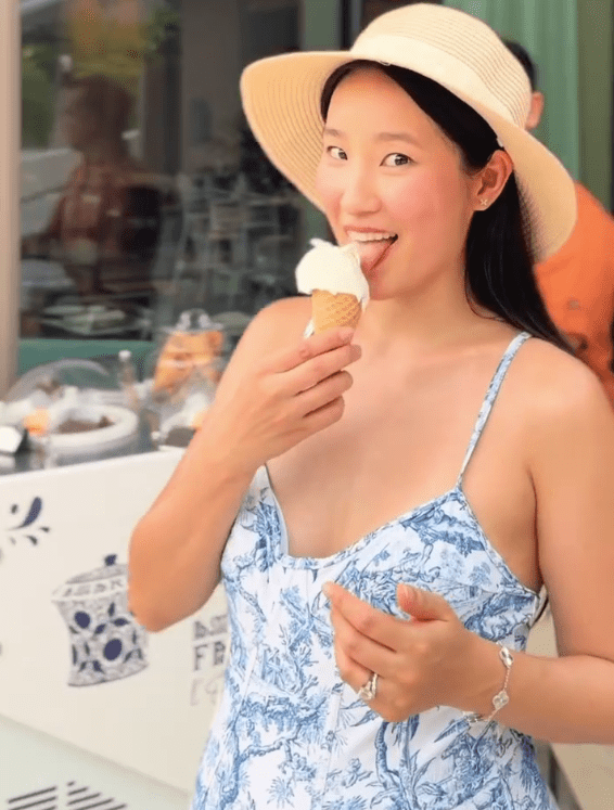 黃碧蓮一臉滿足地品嚐雪糕，可愛的模樣完全展現了懷孕期間的甜蜜與幸福。