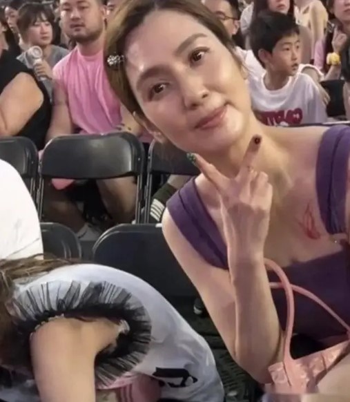 洪欣外貌亦保養得宜。 洪欣外貌亦保養得宜。