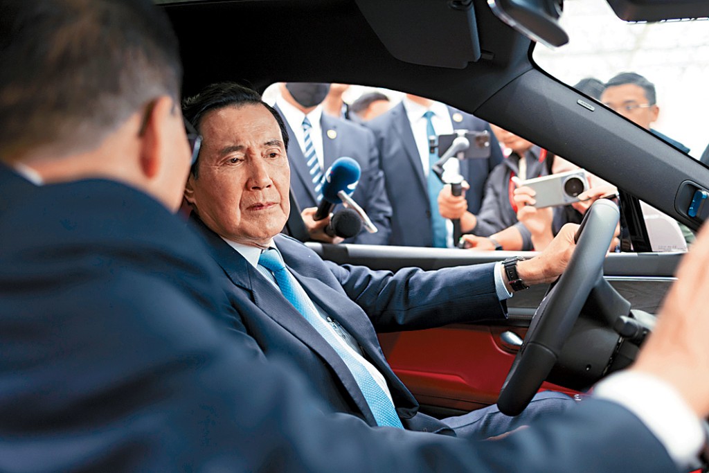 馬英九去年訪問重慶時，試坐智能汽車。
