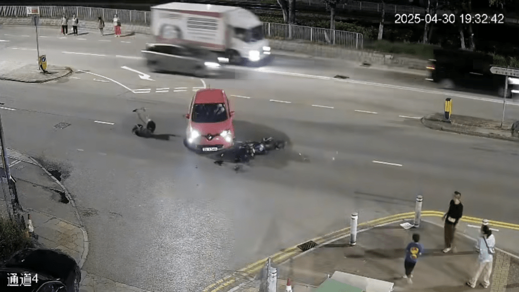 車禍一刻,鐵騎士整個人籨座位拋起來,在的士車頭冚上打了一個筋斗後落地。 車禍一刻,鐵騎士整個人籨座位拋起來,在的士車頭冚上打了一個筋斗後落地。