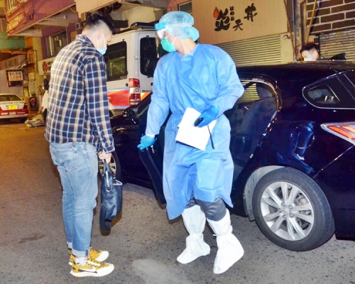 由於涉及家居檢疫,警員登樓調查時都穿上保護衣。