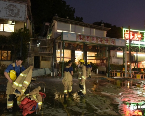 鯉魚門海傍道海傍街43號一間海鮮酒家的廚房失火，冒出大量濃煙。黃文威攝