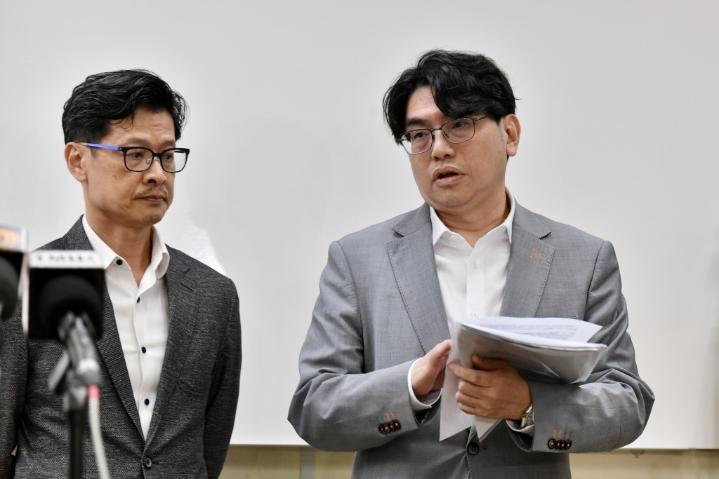 黃恩諾(右)再三強調水質完全符合食水標準,能安全飲用。 黃恩諾(右)再三強調水質完全符合食水標準,能安全飲用。