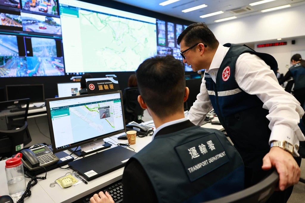 保安局緊急事故監察及支援中心(EMSC)於今早啟動,鄧炳強親自到場聽取工作匯報。鄧炳強FB圖片 保安局緊急事故監察及支援中心(EMSC)於今早啟動,鄧炳強親自到場聽取工作匯報。鄧炳強FB圖片