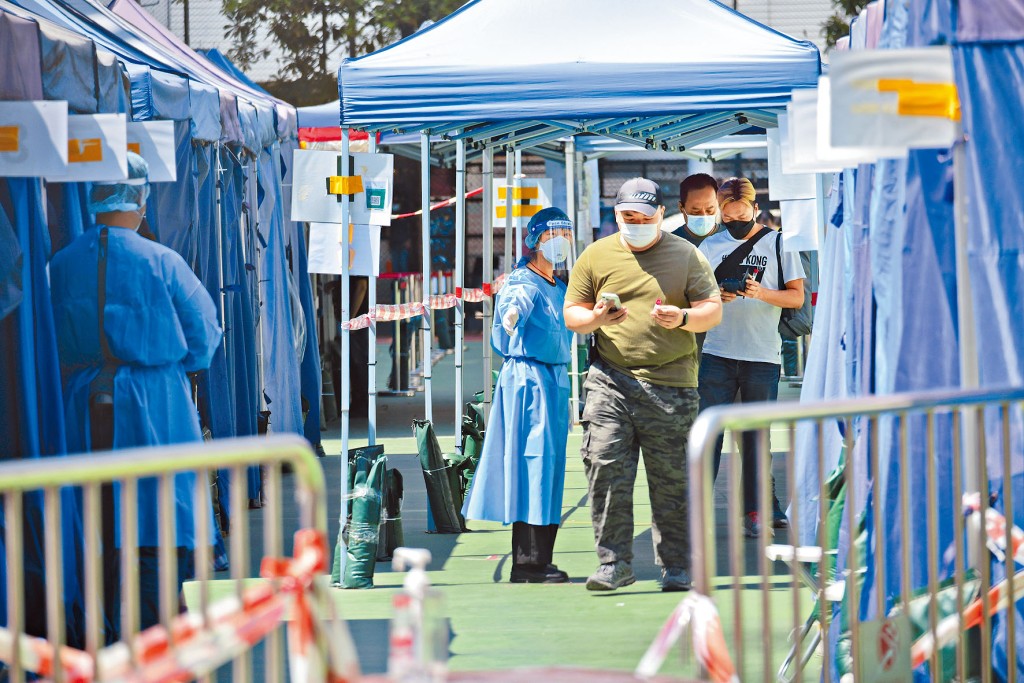 全城快測已啟動,有市民選擇到流動採樣站做核酸檢測。