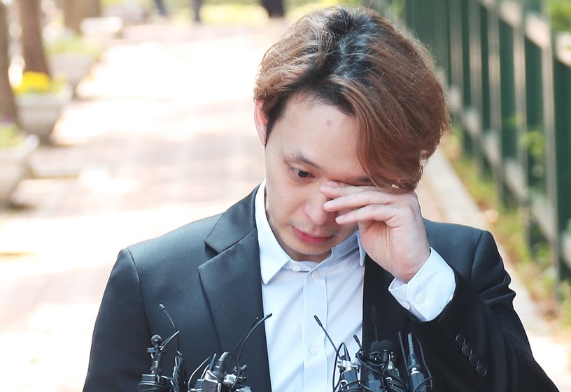朴有天曾揚言「如有吸毒就退出演藝圈」，結果其腿毛被驗出含冰毒陽性反應。