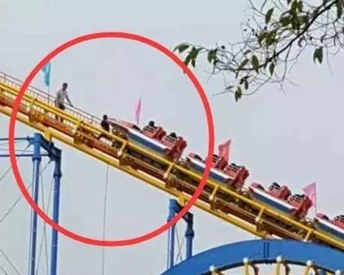 過山車停在半空中。