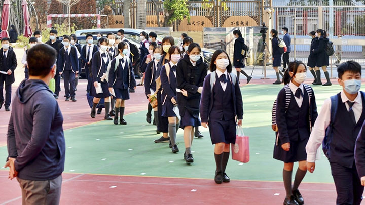 教育局周二向應屆小六生家長派中一自行分配學位申請表。資料圖片