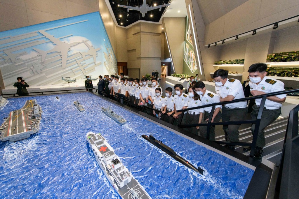 團員參觀解放軍裝備的模型。