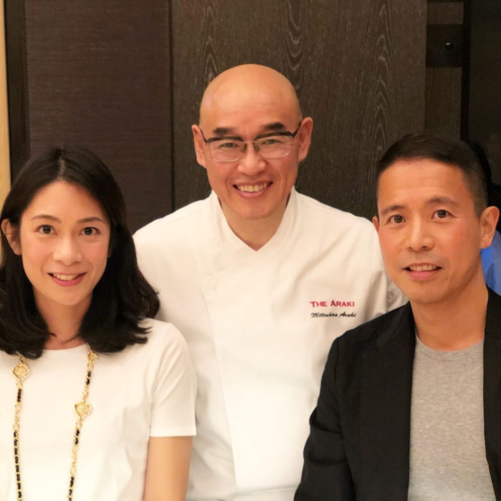 兩人均喜歡與大廚合照留念。