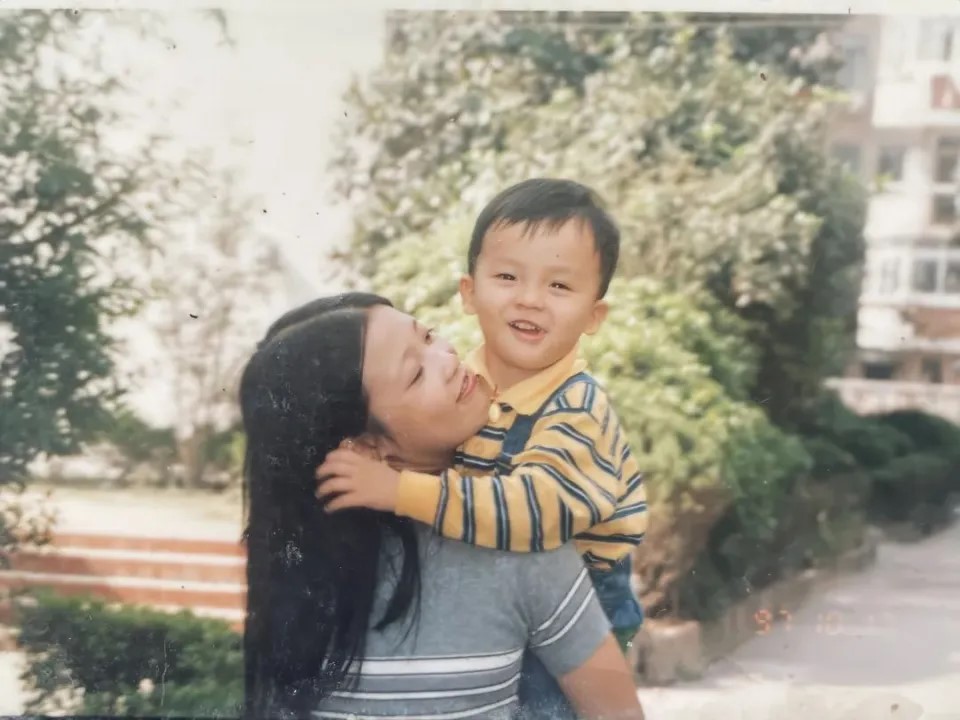 唐蔚華懸賞上海市區尋找被拐走26年的兒子。抖音 唐蔚華懸賞上海市區尋找被拐走26年的兒子。抖音