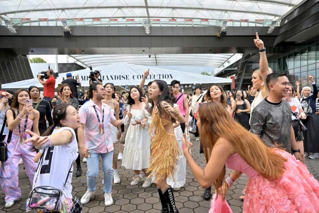 Taylor Swift新加坡6场演唱会昨晚开锣，大批海内外歌迷等待入场。路透社