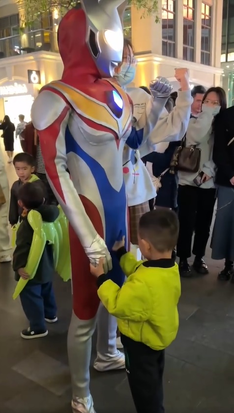 小手接著順勢埋周。網上截圖