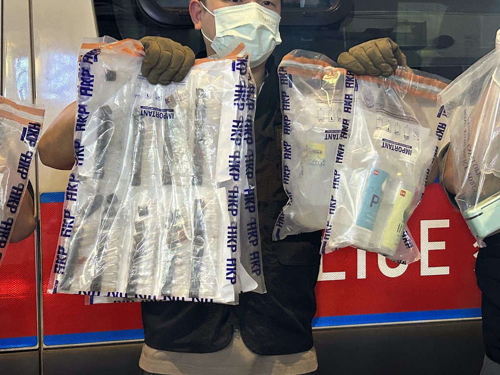 警方展示有關證物。