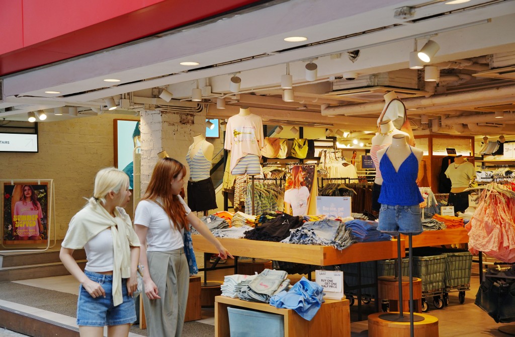 她建議主動吸引更多高消費過夜旅客來港。 她建議主動吸引更多高消費過夜旅客來港。