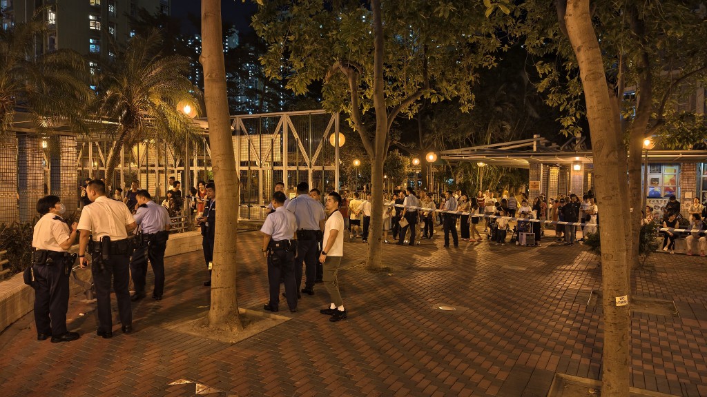 逾百名居民疏散到安全位置。黃文威攝 逾百名居民疏散到安全位置。黃文威攝