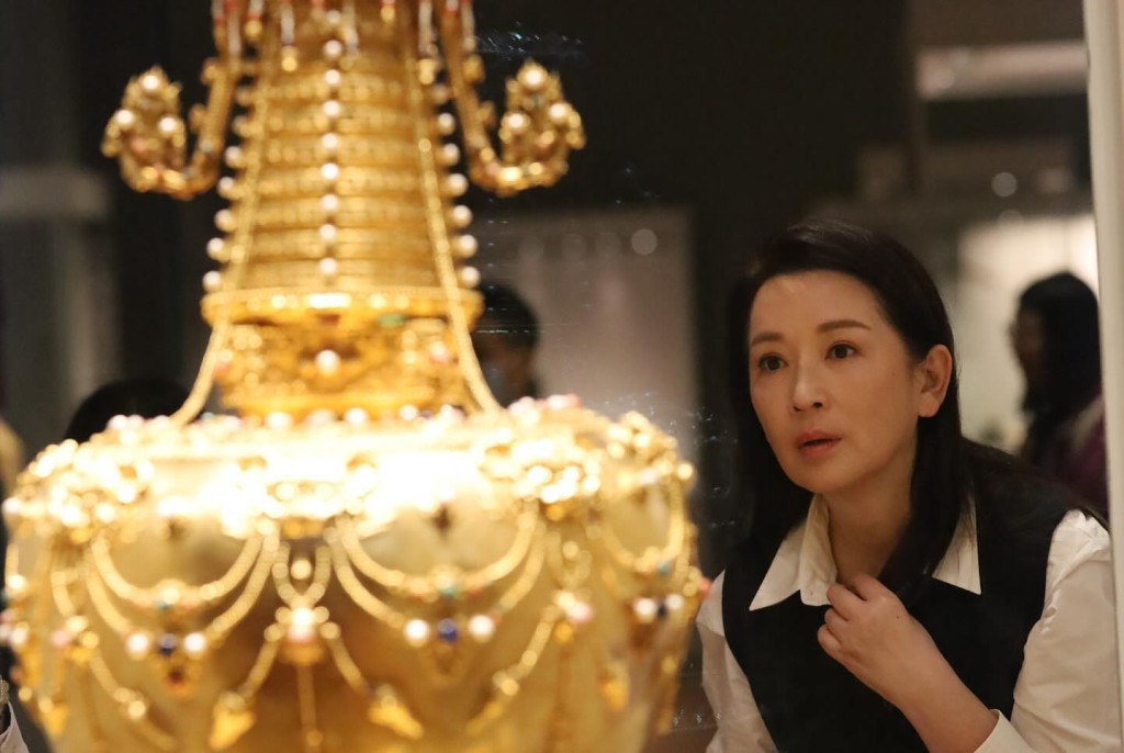 龚慈恩日前与囡囡一同参观香港故宫文化博物馆。