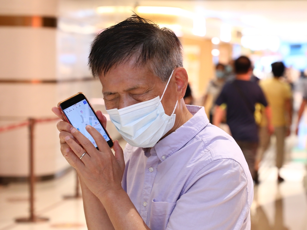 會長莊陳有使用「逍遙行」手機應用程式。