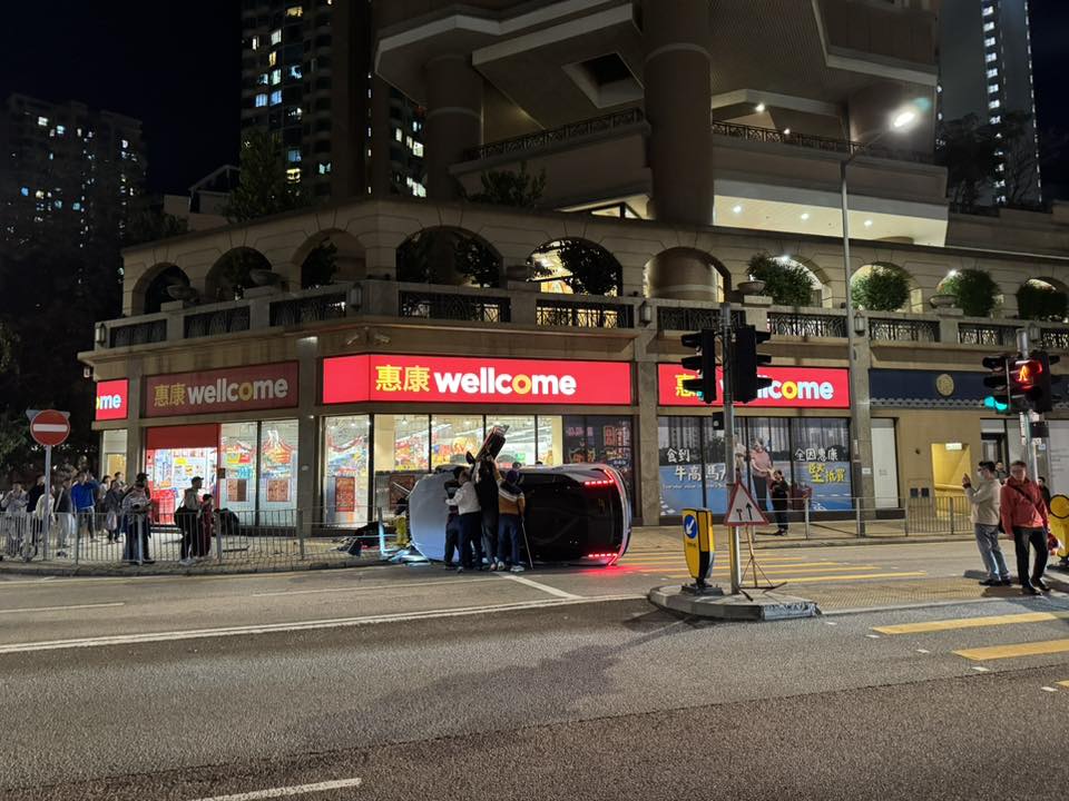 私家車撞毀路邊鐵欄，向左翻側。網上圖片