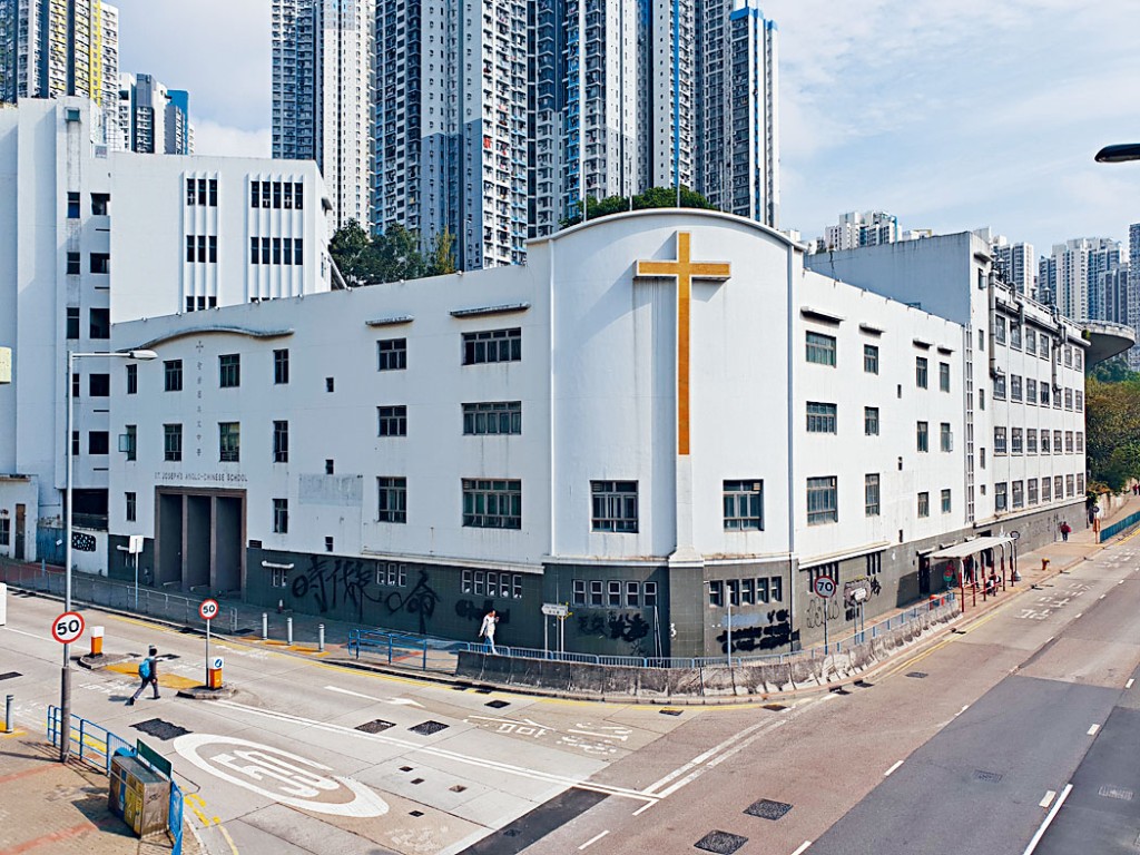 據了解，當局初步屬意復修觀塘的前聖若瑟英文中學校舍，作為考試及評核中心。　\