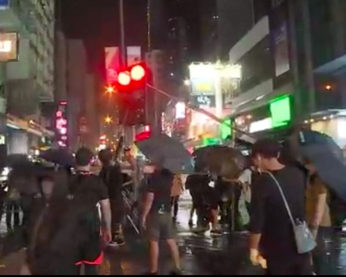 當晚示威者破壞交通燈。資料圖片