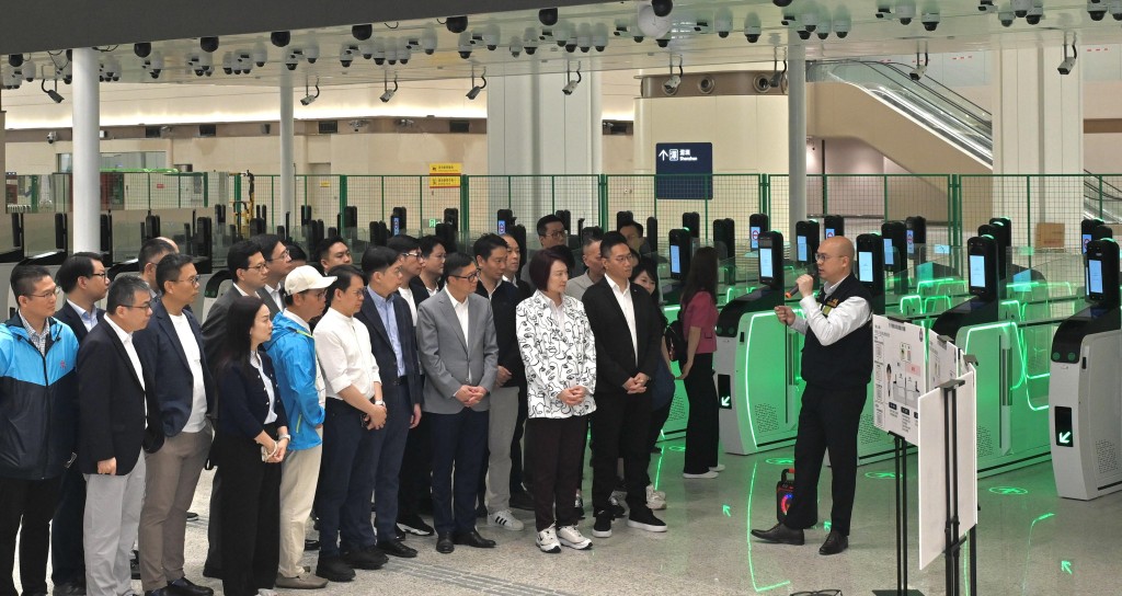 鄧炳強指口岸亦由84個人用的過關設施提升到202個,車用過關設施亦由20個提高至26個。政府新聞處圖片 鄧炳強指口岸亦由84個人用的過關設施提升到202個,車用過關設施亦由20個提高至26個。政府新聞處圖片