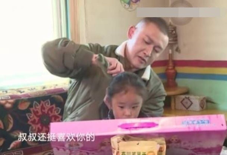 聶遠親自為女童梳辮。網圖