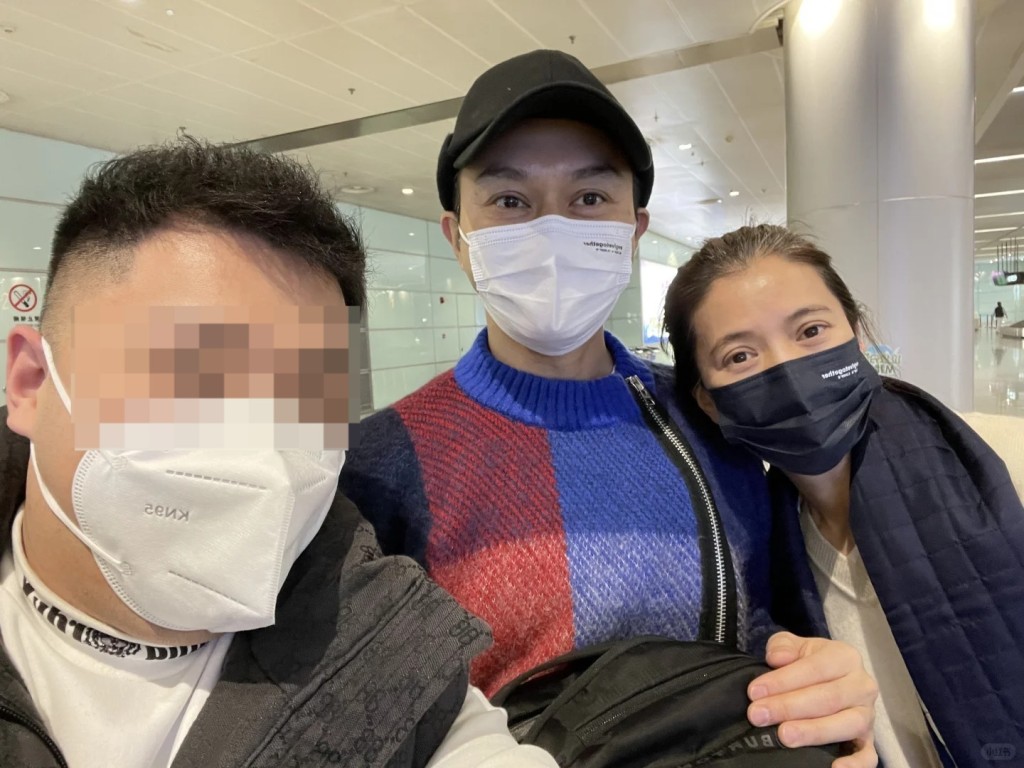 有網民在小紅書上分享了一張在內地機場巧遇張智霖與袁詠儀的舊照,二人打扮包得相當密實,袁詠儀更小鳥依人地依偎在老公肩膀,sweet到漏! 有網民在小紅書上分享了一張在內地機場巧遇張智霖與袁詠儀的舊照,二人打扮包得相當密實,袁詠儀更小鳥依人地依偎在老公肩膀,sweet到漏!