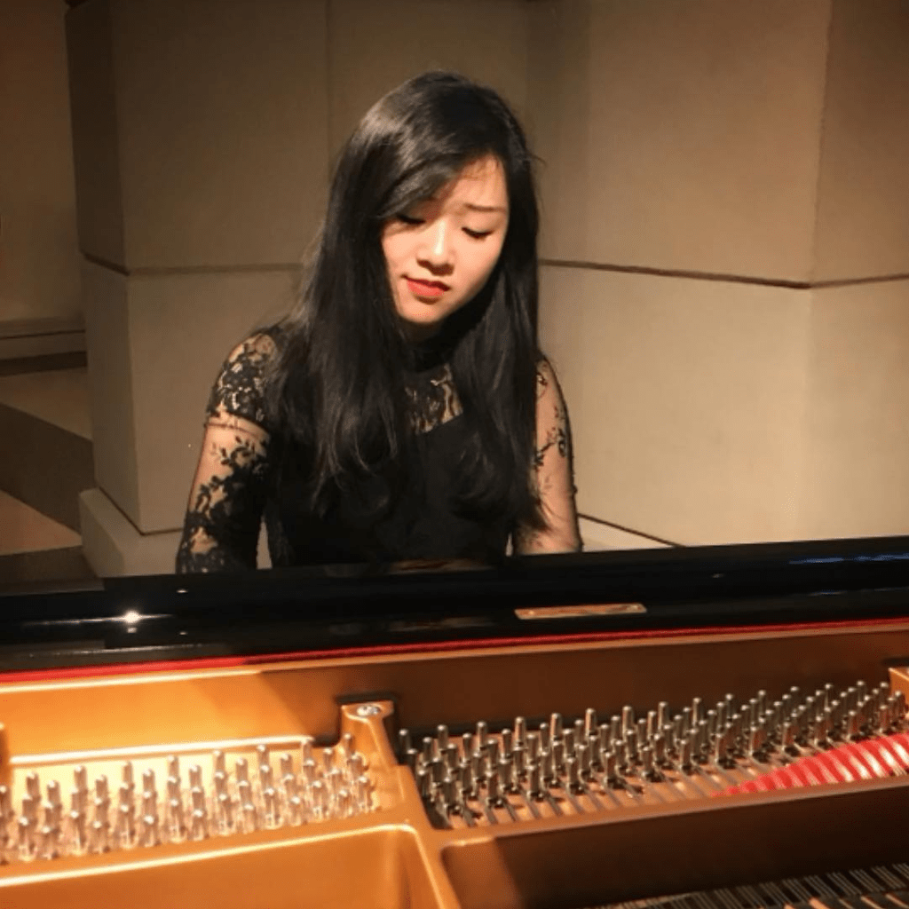 劉薇璐從小學習鋼琴,本科畢業於華中師範大學音樂專業,之後赴美留學,獲得音樂與藝術碩士學位。 Weilu Liu個人FB 劉薇璐從小學習鋼琴,本科畢業於華中師範大學音樂專業,之後赴美留學,獲得音樂與藝術碩士學位。 Weilu Liu個人FB