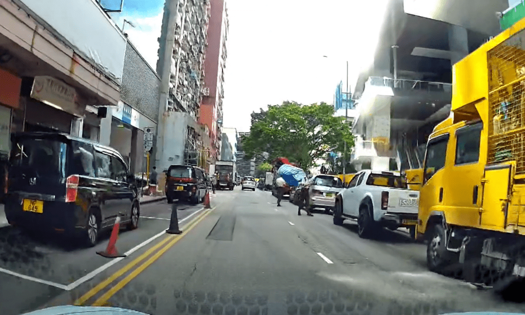 兩名交通督導員在抄牌。fb：車cam L（香港群組）