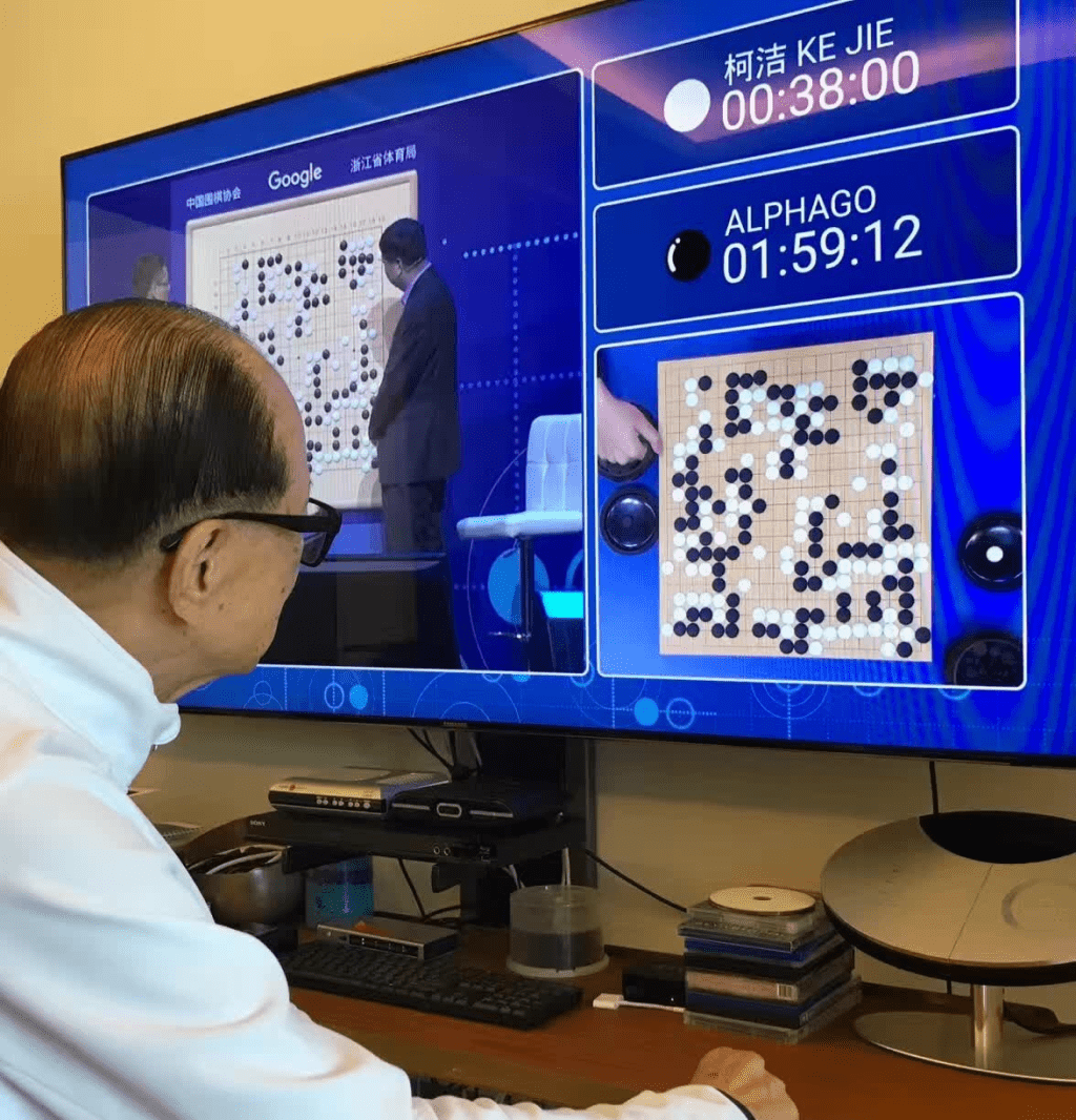 李嘉誠當時在看AlphaGo與人類對決。（李嘉誠基金會圖片）