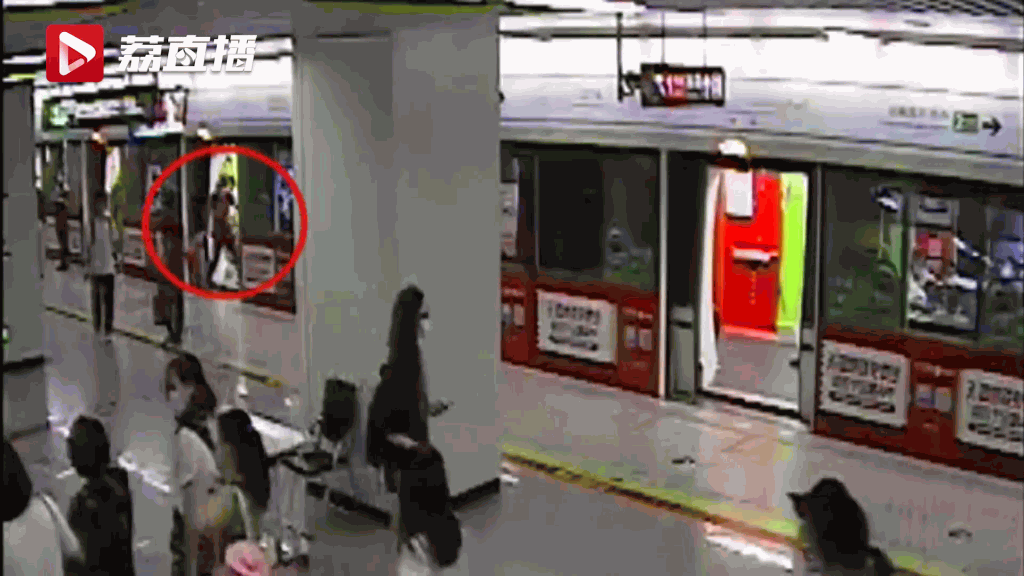 地鐵門正在關上，提示音正響時，有乘客「衝門」進入車廂。
