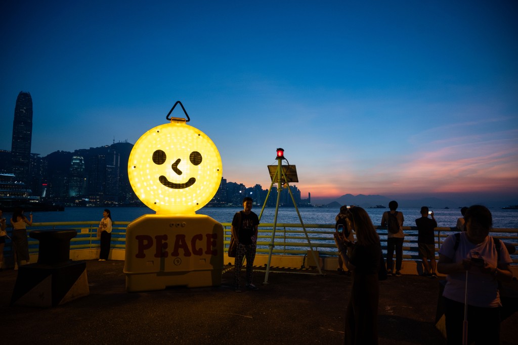 「小灯人」 放大到 4 米高在维港岸边闪闪发光（图片来源：海港城）
