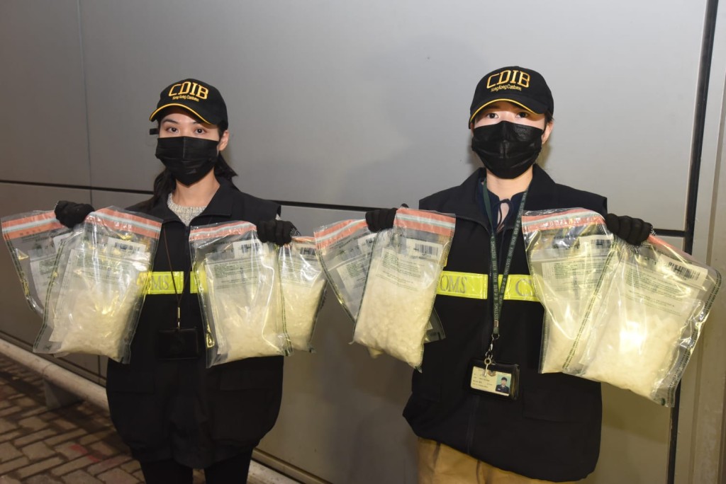 警方搜出毒品。