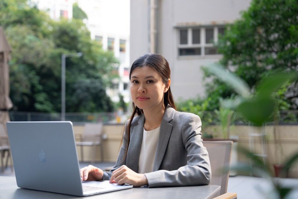 Emma 與丈夫當初在新加坡和香港之間作權衡,最終選定香港,於2023年與丈夫攜同兩名年幼子女透過「高才通」計劃舉家移居香港。 Emma 與丈夫當初在新加坡和香港之間作權衡,最終選定香港,於2023年與丈夫攜同兩名年幼子女透過「高才通」計劃舉家移居香港。