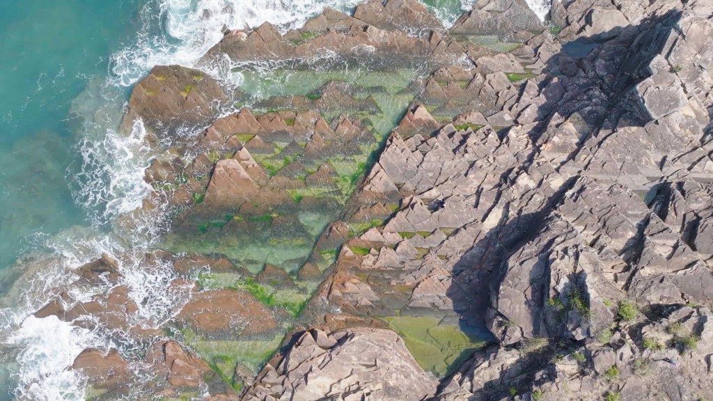 位於香港大鵬灣內的東平洲海岸公園水質清澈見底，薄層狀粉砂岩地貌極具特色，深受遊人喜愛。從空中俯瞰其海蝕平台，景色如畫，氣勢磅礴。政府新聞處圖片