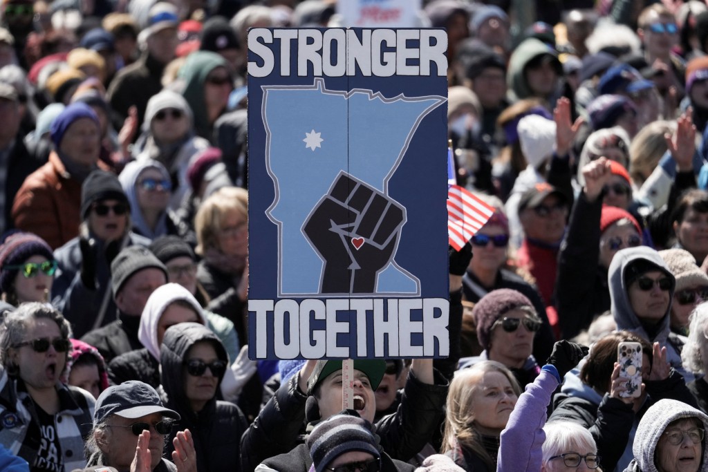 示威者高喊民主口號並展示反特朗普標語。路透社