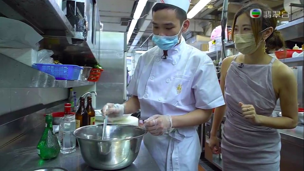 無論正面和側面，身材都與以往相距甚大。