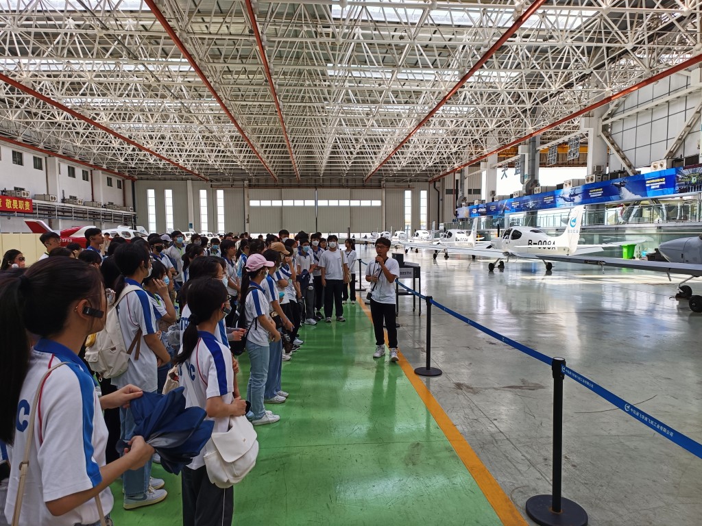 順德聯誼總會譚伯羽中學的學生參觀航空科普基地。