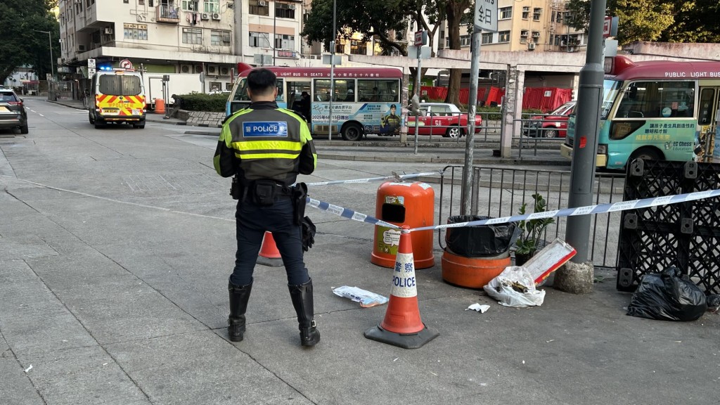 警員在路邊一個垃圾桶內，搜獲大約50粒懷疑依托咪酯（俗稱「太空油」）。蔡楚輝攝