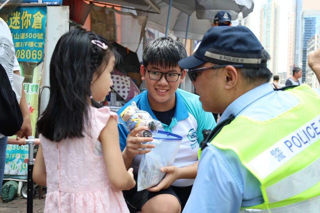 警方於西九龍多個交通意外多發地點進行宣傳教育，向市民派發單張及紀念品，主動向市民講解道路安全要點。