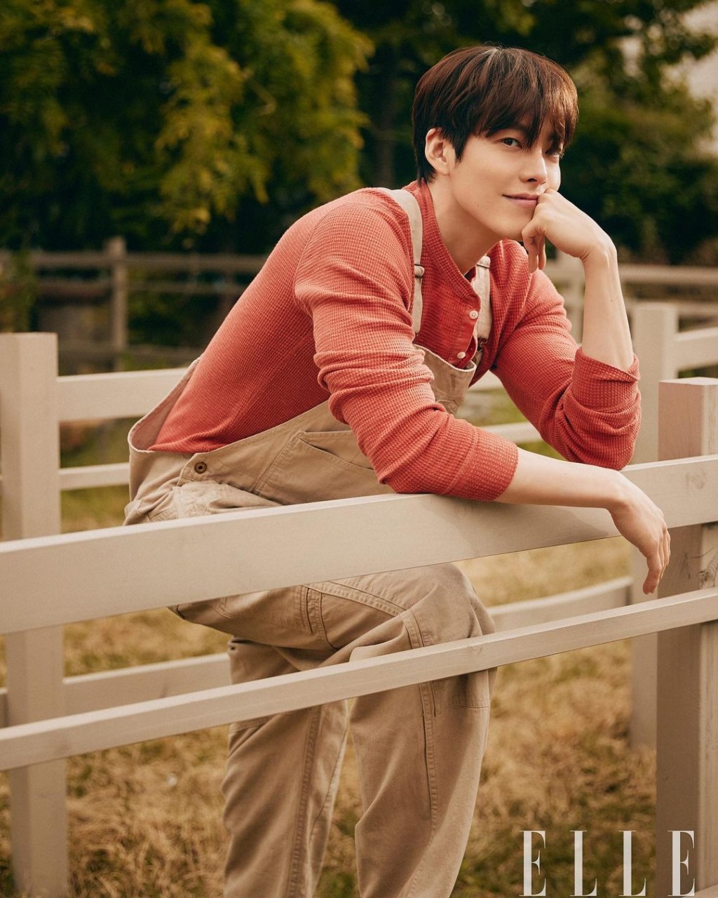 工人褲造型好青春。(ELLE KOREA圖片)