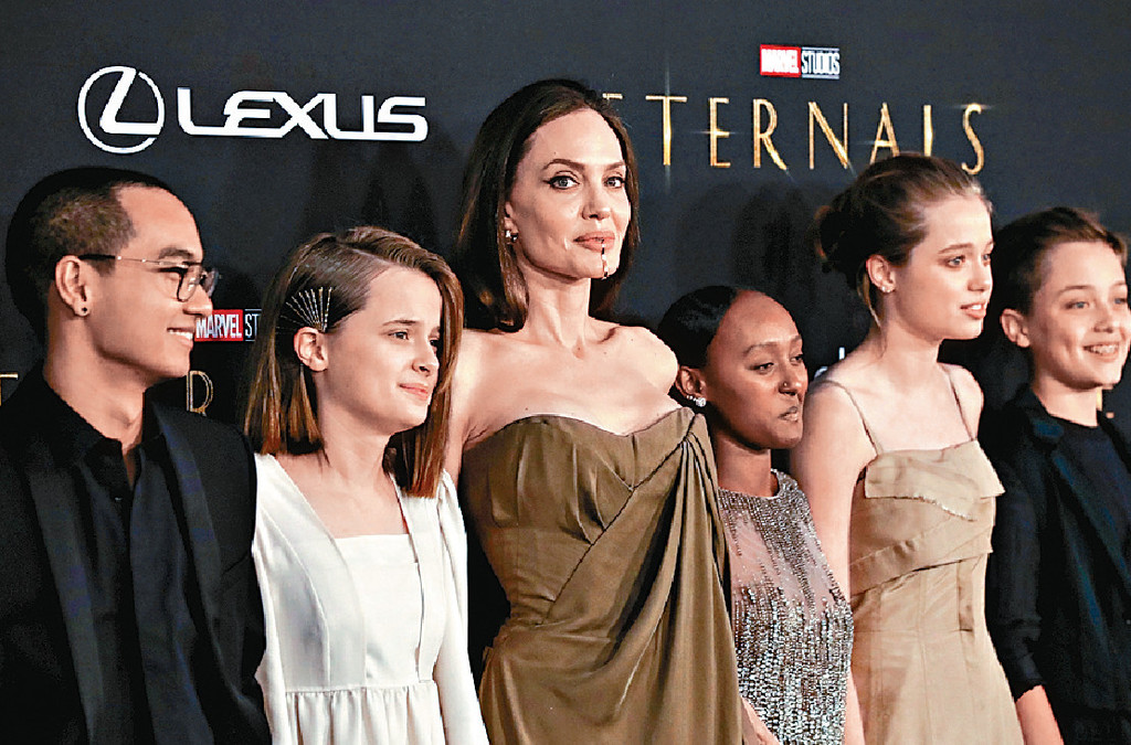 ■安祖蓮娜偕Shiloh（右二）及Zahara（右三）等5位子女出席。