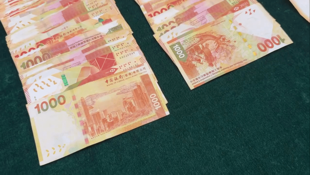 證物包括一批現金及籌碼。FB:司警教室 證物包括一批現金及籌碼。FB:司警教室
