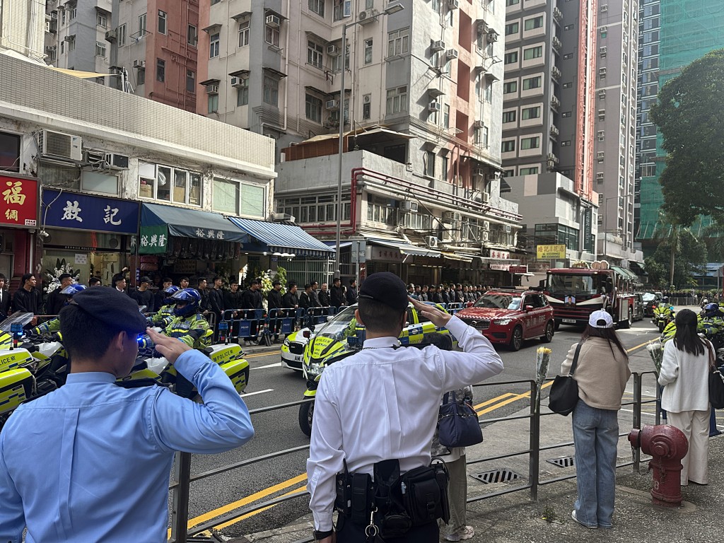 大批市民沿途恭送靈車離開。