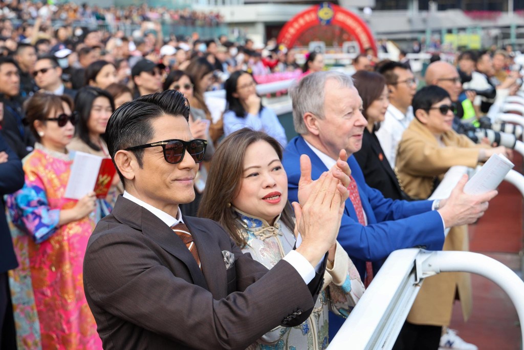 羅淑佩與馬會「馬年大使」郭富城到沙田馬場出席馬年盃頒獎。羅淑佩FB