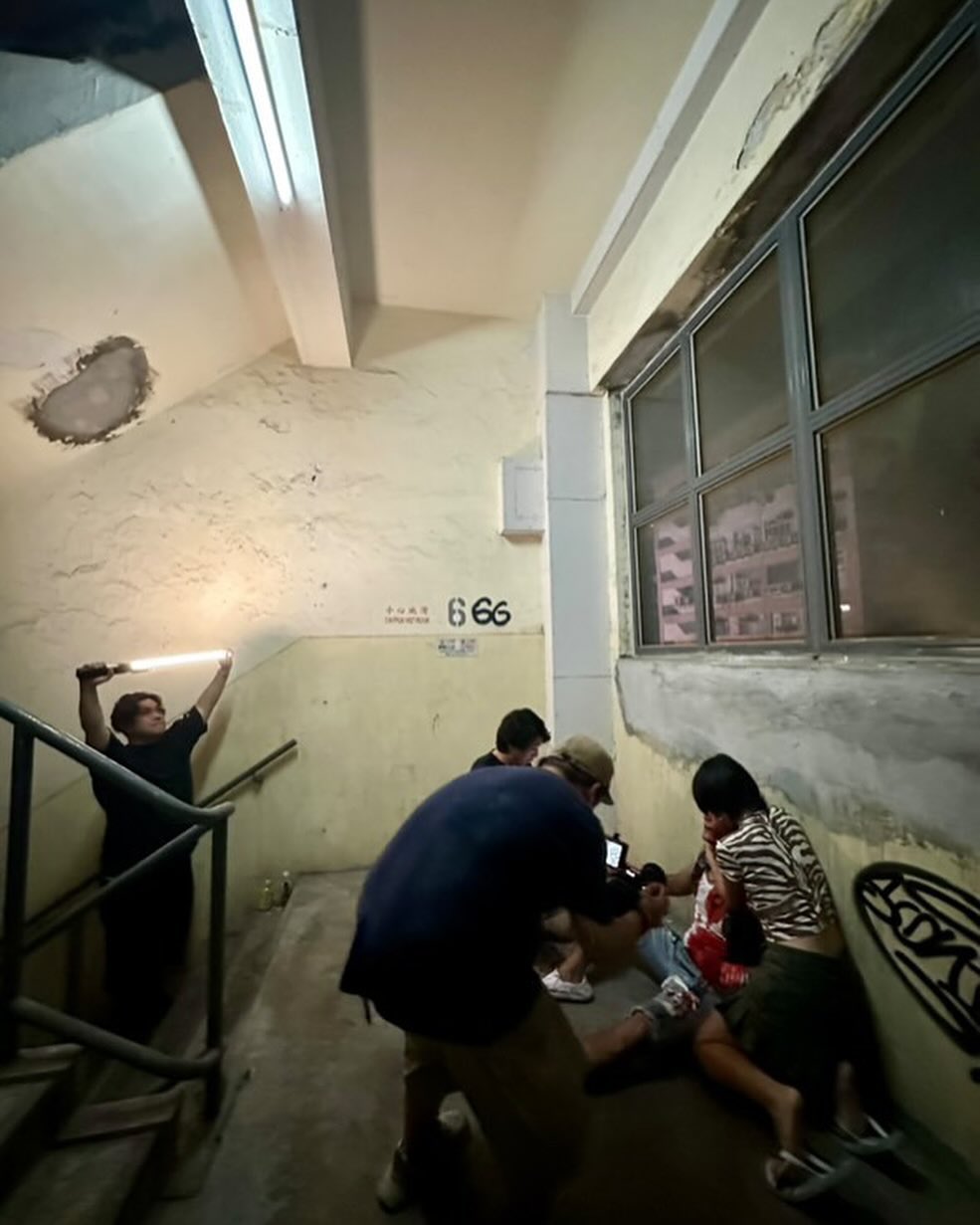 不過就見到旁邊還有幾位工作人員及攝影師入鏡,原來林耀聲的「鮮血」只是拍戲所需,認真好戲! 不過就見到旁邊還有幾位工作人員及攝影師入鏡,原來林耀聲的「鮮血」只是拍戲所需,認真好戲!
