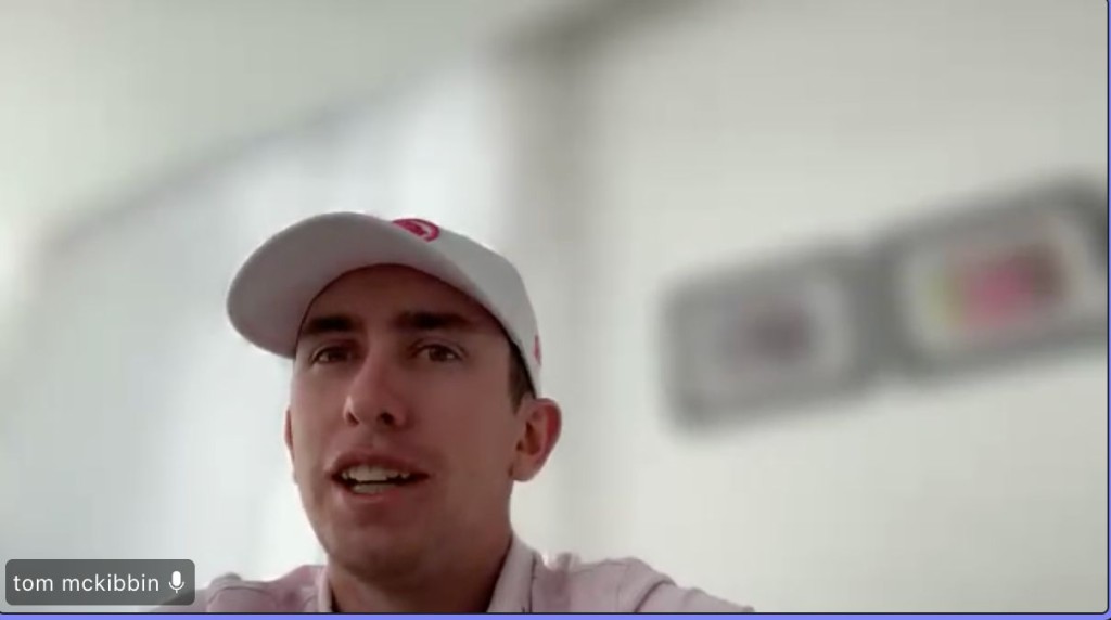 麦基宾接受访问。视频访问截图