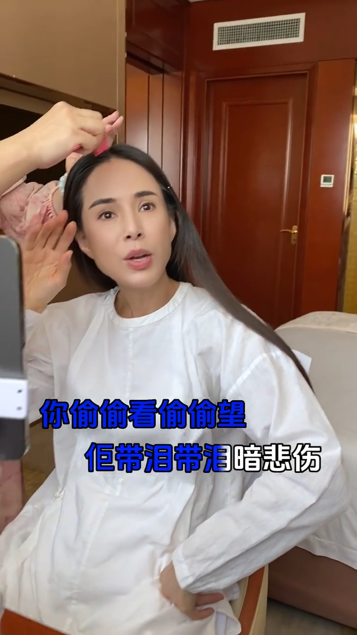 網民指李若彤額頭零皺紋。